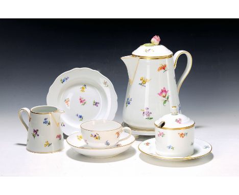 Teilservice, Meissen, um 1890,  Streublümchendekor, Goldränder, grosse Kaffeekanne, H.ca. 23 cm; Milchkanne, Kannenuntersetze