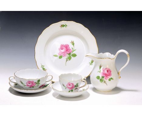 Teilservice, Meissen, 2.H.20.Jh.,  Dekor Rote Rose (2.W.): 9 Kaffeetassen mit UT, grosse Milchkanne 16.5 cm, 8 Desserteller D