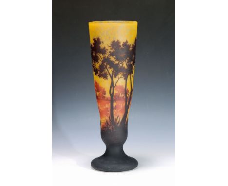 Große Vase, 'Paysage Lacustre', Daum, Nancy, um 1910/15,  hoher Glaskorpus mit gewölbtem runden Fuß, kurzer Schaft, leicht au