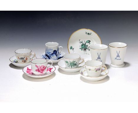 5 Mokkatassen mit Untertassen und 2 Becher, Meissen, 20. Jh. und neuzeitlich,  Tassen mit Dekor, grüne Blumen mit Schatten, b