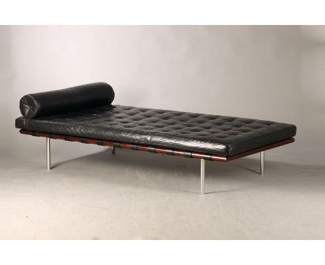 Daybed Barcelona L 202, 1970er/80er Jahre,  Entwurf Mies van der Rohe 1930, Metall verchromt, Holz, schwarzes gestepptes Lede