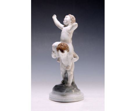 Porzellanfigur 'Abschied', Rosenthal, um 1920,  eine Putte trägt eine zweite auf den Schultern, diese in dramaturgischer Gest