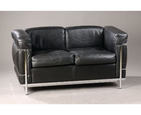 Zweisitzer-Sofa LC3, 1970er Jahre,  Entwurf Le Corbusier 1928, verchromtes Stahlrohr und Leder, leichte Gebr.-spuren, ca. 68x