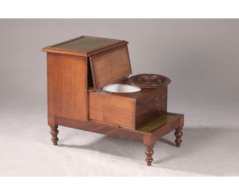 Bibliotheksleiter/ Vielzweckmöbel, England, um 1900,  dreistufig, Mahagoni massiv, obere Stufe mit integriertem Kästchen / Fa
