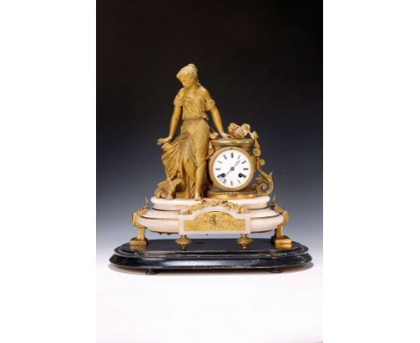Pendule, Frankreich, um 1890/1900,  Holzsockel (ohne Glassturz), Alabaster mit Bronzeaufsatz, im Sockel Kartusche mit Amorpfe