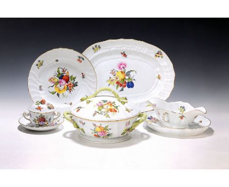Speiseservice, Herend, 2.H.20.Jh.,  Dekor Bouquet des Fruit, reiche polychrome, Bemalung, Goldstaffage: 6 Suppentassen mit Un