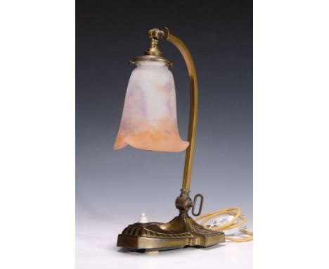 Tischlampe, Frankreich, um 1910,  Messingfuß schwenkbar, Schirm signiert Degué, pate-de-verre mit orangeroten und violetten E