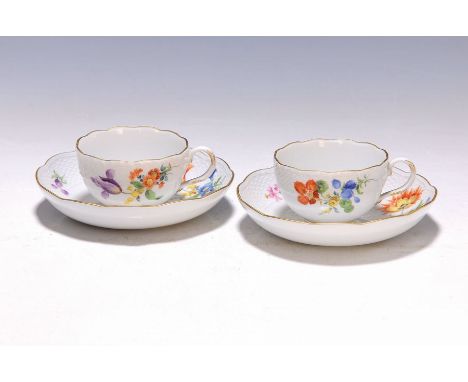 Zwei Mokkatassen mit Untertassen, Meissen, 2.H.20.Jh.,  Fahne mit Korbmuster, polychrome Blumenbukettmalerei in asymmetrische