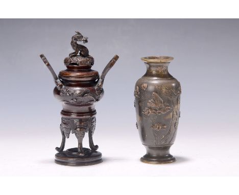 Vase und Korro, Japan, 1900,  Bronze, H.ca. 13/17 cm, l. Alterssp.Vase and Korro, Japan, 1900, Bronze, H.ca. 13/17 cm, slight