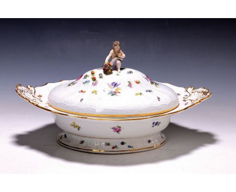 Grosse Deckelschale, deutsch, um 1880-90,  Griff mit vollplastischer Putten- Bekrönung mit Füllhorn aus dem Blumen u. Äpfel f