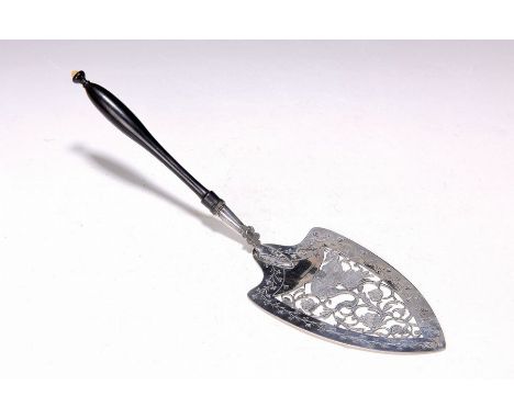 Eleganter Kuchenheber, Straßburg, um 1820,  Meistermarke FB wohl Jean Frederic Buttner, 12 lötiges Silber, ebonisierter Holzg