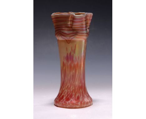 Vase, Glasfabrik Elisabeth, Kosten bei Teblitz, 1900-1905,  rosa-orangefarbener Grund, opalweiß überfangen, unten rosarote Gl