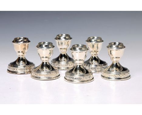 Sechs Silberleuchter, wohl USA, 1.H.20.Jh.,  925er Silber, Fuß m. umlaufendem Rocaillenband, Filzunterlage, H. 7,5 cm, ca. 58