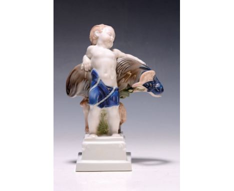Figurengruppe 'Neckerei', Rosenthal, um 1920,  Entwurf Ferdinand Liebermann, 1918, Putto mit Kasuar auf dreifach getrepptem q