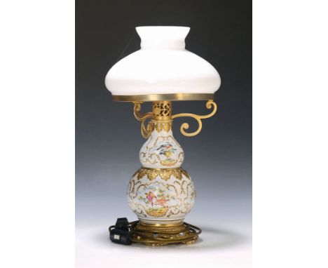 Ziervase als Tischlampe, Sevres, 1970er Jahre,  Porzellan, milchig-weißer Glasschirm, Montur in Anlehnung an Petroleumlampe, 