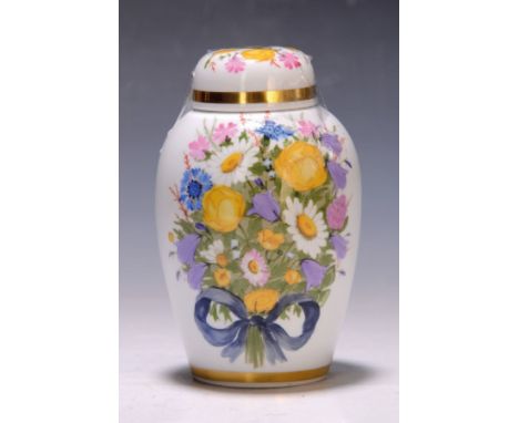 Kleine Deckelvase, Nymphenburg, Entwurf Josef Wackerle 1909,  qualitätvolle polychrome Bemalung, von grossem Wiesenblumenbuke