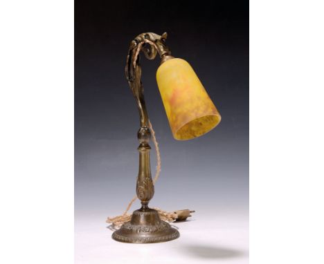 Tischlampe, Frankreich, um 1900,  Fuß Gelbguß mit Akanthusblattdekor, Schirm signiert Croismare, pate-de-verre mit gelben, ro