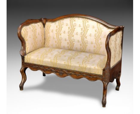 Piccolo sofà a pozzetto, Francia metà XVIII secolo cm 73x96x45 Elegante ed inusuale sofà in noce, fascia anteriore sagomata  