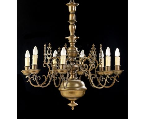 Lampadario a otto luci, Olanda, XIX secolo alt. cm 86, diam. cm 78 In ottone eseguito secondo i modelli seicenteschi. Mancanz