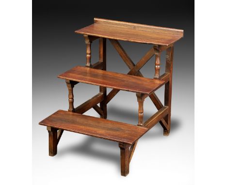 Scaletta da biblioteca in noce a tre gradini, XIX secolo cm 68x58x67 3-step walnut library ladder, 19th century  Starting Pri