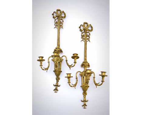 Coppia di appliques a tre luci, Inghilterra, XX secolo alt. cm 72 In bronzo dorato, presentano un lungo montante che termina 