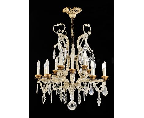 Lampadario a sedici luci in cristallo, XIX secolo alt. cm 86, diam. cm 78 Ricca guarnitura di perle e placche in cristallo. 1