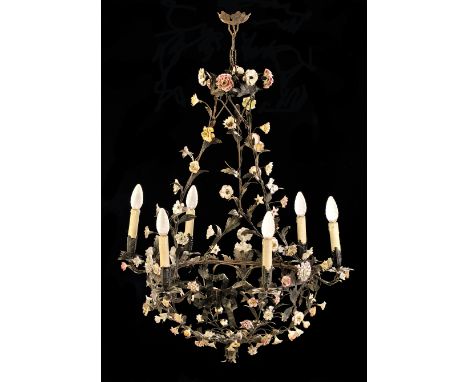  Lampadario a sei luci in ferro battuto, in tolla dipinta e fiorellini in porcellana alt. cm 60, diam. cm 60 Wrought iron six