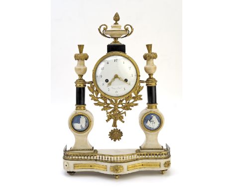 Orologio da tavolo a portico, Francia, inizi XIX secolo cm 62x35x15 Struttura in marmo bianco e nero con ricche applicazioni 