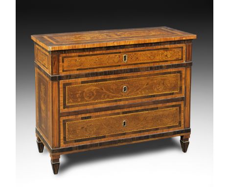 Commode in miniatura a tre cassetti,  Lombardia, fine XVIII secolo cm 52x62x25 Splendido lavoro di ebanisteria che fa pensare