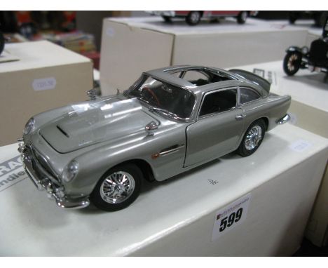 A Danbury Mint 1:24th Scale Diecast Model James Bond 007 Aston Martin DB5, appears as new. boxed.