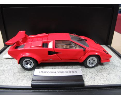 A Franklin Mint 1:24th Scale Diecast Model Lamborghini Countach 5000S, presented within a perspex fronted display case, no bo