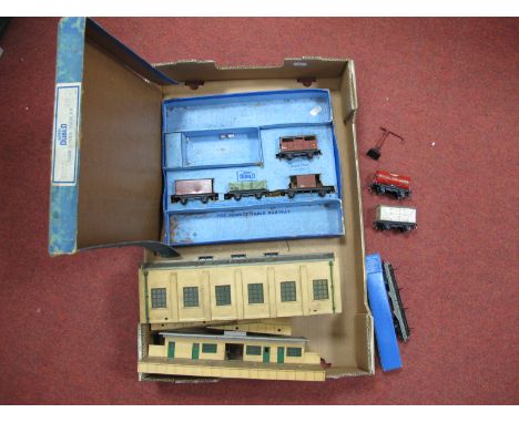 Hornby Dublo Set EDG17 Tanks Goods Train, box with four wagons only, Dublo 2 Rail Station and Engine Shed, among associated i