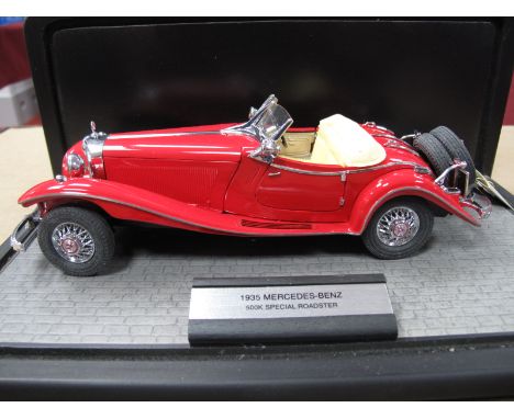 A Franklin Mint 1:24th Scale Diecast Model 1935 Mercedes Benz 500K Special Roadster, presented within a perspex fronted displ