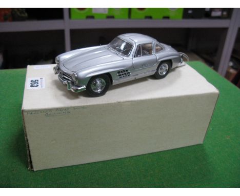 A Franklin Mint 1:24th Scale Diecast Model Mercedes-Benz 300 SL, accompanied by literature, appears as new, boxed.