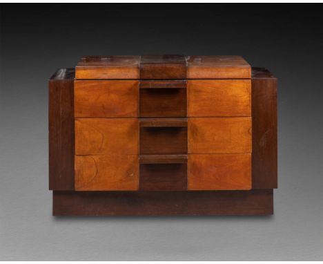 COMMODE de style Art Déco ouvrant par trois tiroirs en façade Deux essences de bois patinées81x 119 x 50 cm Fentes, craquelur