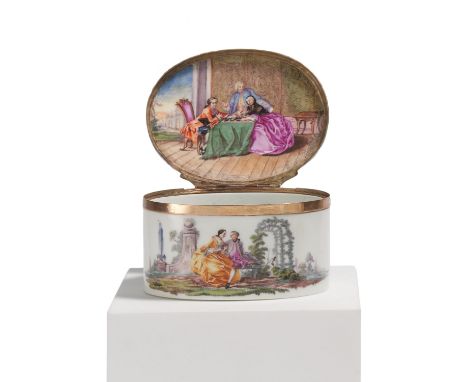 OVALE TABATIERE MIT FEINEN WATTEAUSZENEN UND SPIELSZENE. Meissen. Datierung: 1765-70. Technik: Porzellan, farbig dekoriert. F