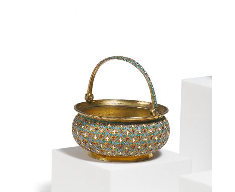 ZUCKERSCHALE MIT BÜGELHENKEL &amp; CLOISONNÉDEKOR. Nemirov-Kolodkin, Nikolai. Moskau. Datierung: Um 1895. Technik: Silber, mi