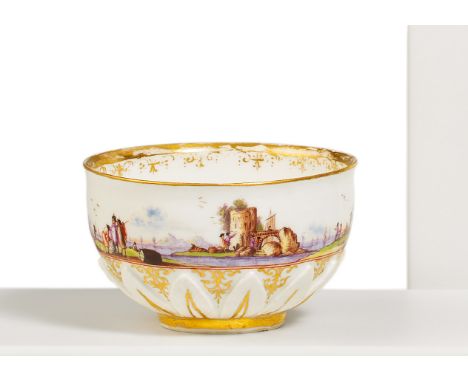 KOPPCHEN MIT UMLAUFENDER KAUFFAHRTEISZENE. Meissen. Datierung: Um 1730/35. Technik: Porzellan, farbig staffiert, gold dekorie