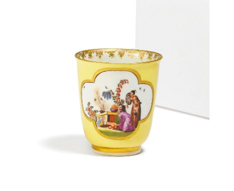 BECHER MIT GELBEM FOND UND CHINOISERIEN. Meissen. Datierung: 1. Hälfte 18. Jh.. Technik: Porzellan, farbig staffiert, gold de