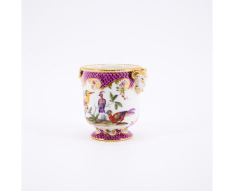 KLEINER CACHEPOT MIT VOGELMOTIVEN UND PURPURFARBENEM SCHUPPENDEKOR. Meissen. Datierung: Um 1780. Technik: Porzellan, reliefie