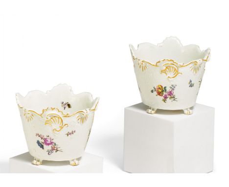 PAAR CACHEPOTS MIT BLÜTENDEKOR. Meissen. Datierung: 2. Hälfte 18. Jh. Technik: Porzellan, farbig staffiert, Gold dekoriert. B