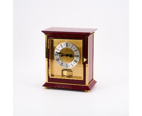 ATMOS ROYALE. Jaeger LeCoultre. Technik: Vergoldetes Messing, weinrot lackiertes Metall, Kristallglas u.a. Beschreibung: Stra