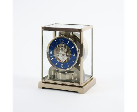 ATMOS V MIT LAPIS ZIFFERNRING. Jaeger LeCoultre. Technik: Rhodiertes und poliertes Metall, gebläuter Stahl, Kristallglas. Bes