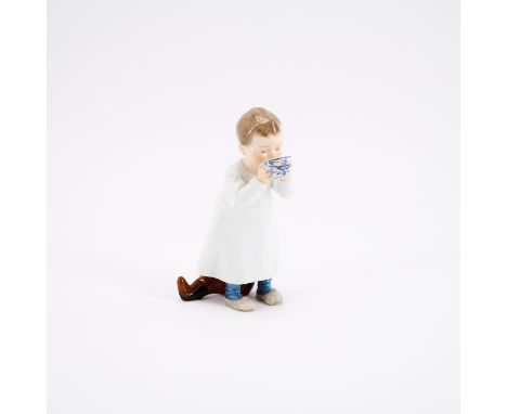 KLEINER JUNGE MIT ZWIEBELMUSTERKOPPCHEN. Meissen. Datierung: Ausformung vor 1924. Meister/Entwerfer: Modell K. Hentschel, 190