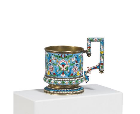 TEEGLASHALTER MIT FEINEM CLOISONNÉDEKOR AUF HIMMELBLAUEM FOND. Sazikov, Pavel. St. Petersburg. Datierung: Um 1880. Technik: S