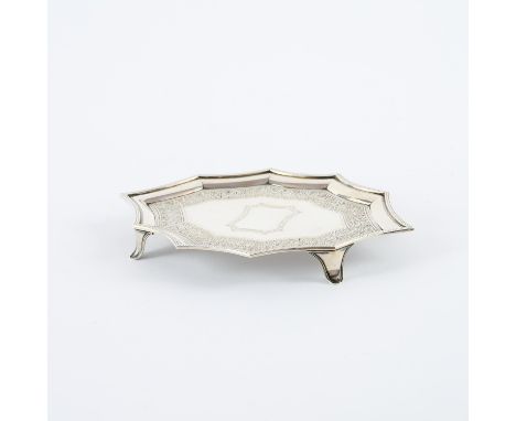 KLEINER GEORGE III TEAPOT STAND. Chawner, Henry. London. Datierung: 1791. Technik: Silber. Gewicht: Ca. 140g. Maße: 19x12,5cm