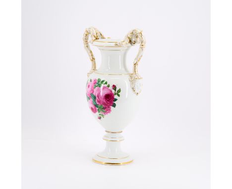 GROßE VASE MIT ROSEN. Meissen. Meister/Entwerfer: Modell wohl von E.A. Leuteritz. Technik: Porzellan, farbig staffiert, gold 