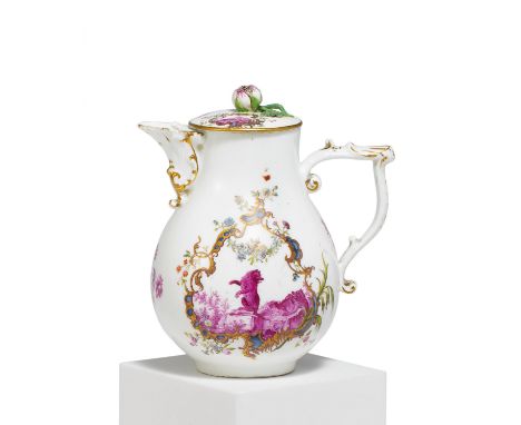 KAFFEEKANNE MIT FEINSTEN DARSTELLUNGEN IN PURPURCAMAIEU. Meissen. Datierung: Um 1765. Meister/Entwerfer: Dekor Gottlob Sigmun