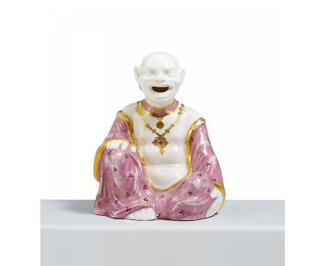 SITZENDER PAGODE. Meissen. Datierung: Um 1720/25. Technik: Porzellan, goldfarben, leicht lüstrierend rosa und violett staffie