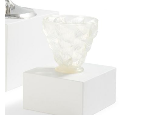 VASE 'MOISSAC'. Lalique, René. Wingen-sur-Moder. Material: Farbloses, tlw. opaleszierendes Pressglas. Maße: Höhe 14cm. Marke: